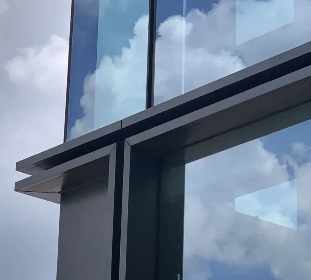 Close-up-detail-of-a-unitized-curtain-wall-system-with-reflective-glass-and-metal-framing-1024×819 Close-up-detail-of-a-unitized-curtain-wall-system-with-reflective-glass-and-metal-framing-1024x819